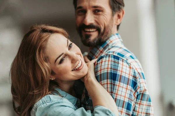 Señora optimista abrazando hombre contento —  Fotos de Stock
