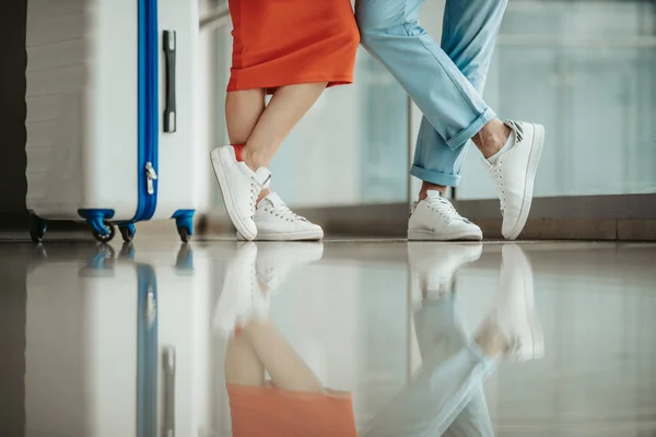 Masculino e mulher pés com bagagem — Fotografia de Stock