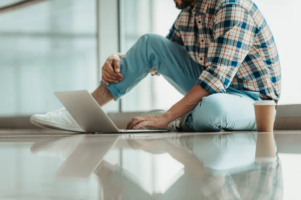 Homme utilisant ordinateur portable moderne intérieur — Photo