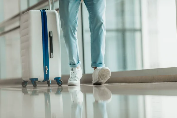 Homem pernas situando perto de grande bagagem — Fotografia de Stock