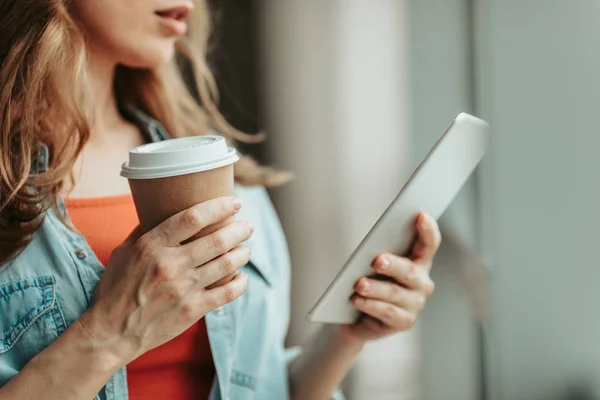 Geri kalan döneminde elektronik tablet kullanan kadın — Stok fotoğraf