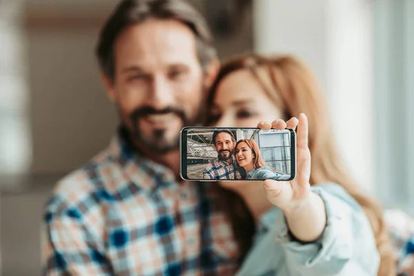 Χαμογελώντας ζευγάρι λαμβάνοντας εικόνα στο κινητό — Φωτογραφία Αρχείου