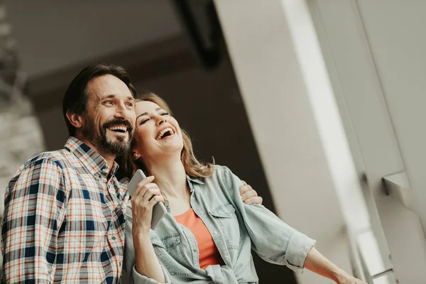 Homem positivo e senhora feliz falando juntos — Fotografia de Stock