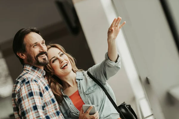 Homem otimista abraçando senhora feliz — Fotografia de Stock