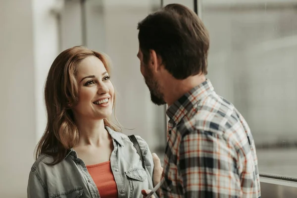 Donna positiva raccontando con maschio — Foto Stock