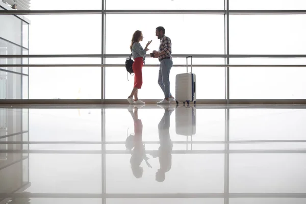 Donna positiva che parla con l'uomo — Foto Stock