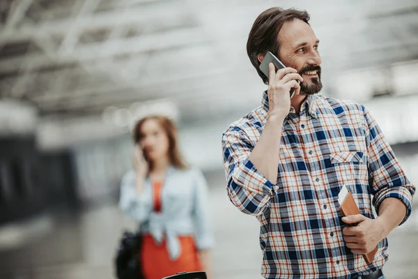 Homem feliz contando no telefone — Fotografia de Stock