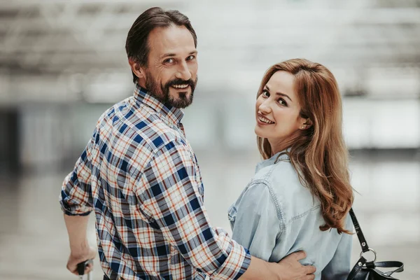 Optimista férfi átfogó boldog feleség belül — Stock Fotó