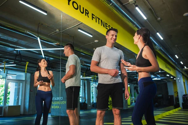 Allegro uomo e donna stanno comunicando in studio sportivo — Foto Stock