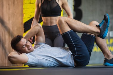 Spor salonunda yan crunches yapmak gülümseyen adam kimliği