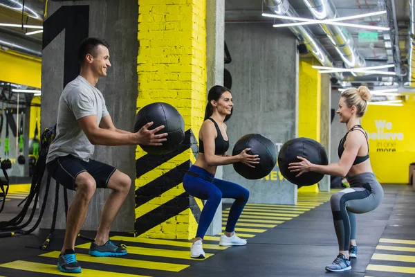 Alegre pareja está utilizando equipo con entrenador dentro — Foto de Stock