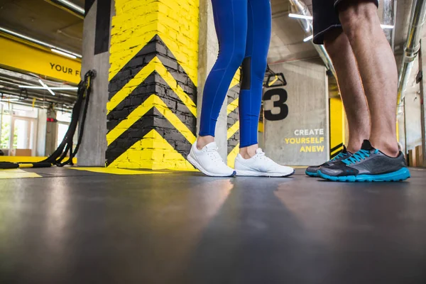 Coppia sportiva è in piedi nel centro fitness — Foto Stock