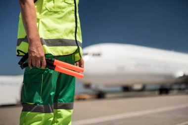 Airdrome sinyal boruları ile ayakta Havaalanı işçi