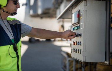 Erkek işçi Havaalanı'nda teknik donanım denetimi