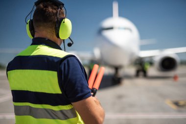 Havaalanı çalışan yolcu uçağı seyir kulaklık