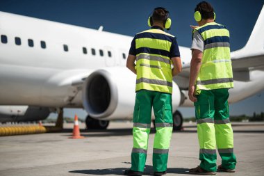 Uçak seyir ve kalkış tartışırken Havaalanı çalışanları