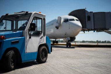 Servis aracı ve havaalanında ticari jet