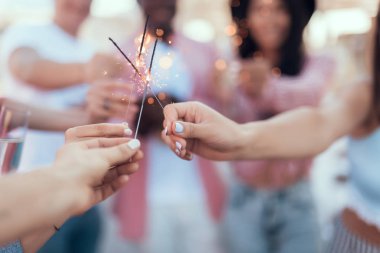 Erkekler ve bayanlar bengal ışıklar holding