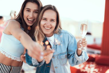 Giden yoldaşlar havai fişek maytap kollarında holding