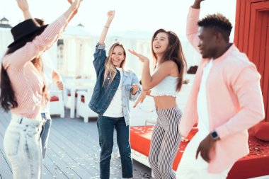 Güzel kızlar ve erkekler partide dans