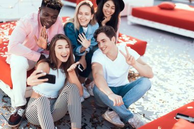 İyimser dişi ve erkek fotoğraf alarak