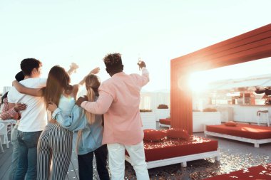 Bayanlar ve erkekler sarılma ve içme alkol