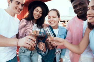 Mutlu arkadaş alkol sıvı tatma