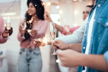 Şampanya mutlu tutan adam kol