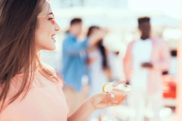 Mujer feliz bebiendo vasos de cóctel — Foto de Stock