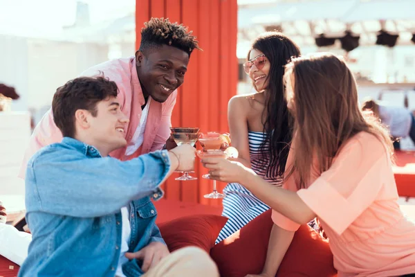 Felices mujeres y hombres que beben cócteles — Foto de Stock