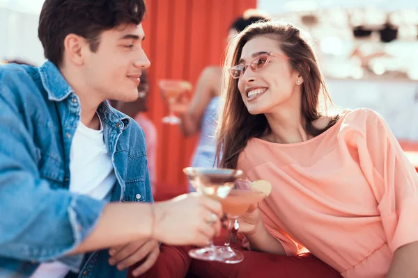 Mujer positiva que se comunica con el hombre durante el relax — Foto de Stock