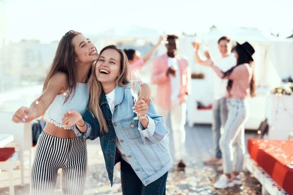 Amigos felices de mantener las luces de bengala durante la fiesta — Foto de Stock