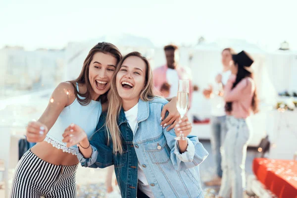 Menos mal que las mujeres tienen luces indias. — Foto de Stock