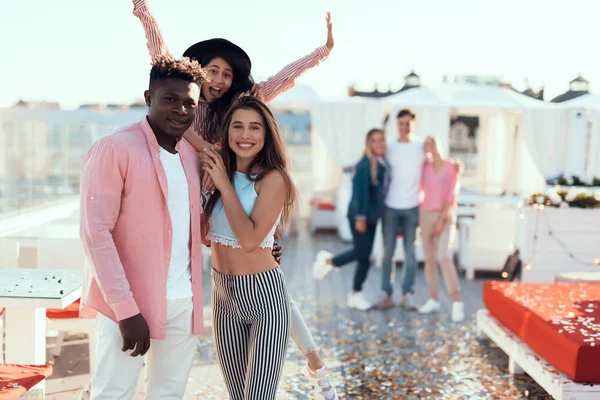 Satisfied man standing near cheerful women — Stock Photo, Image