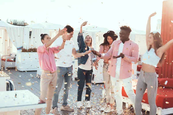 Mujeres y hombres optimistas atrapando confeti — Foto de Stock