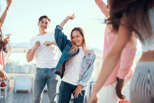 Amigos satisfechos durante el entretenimiento al aire libre — Foto de Stock