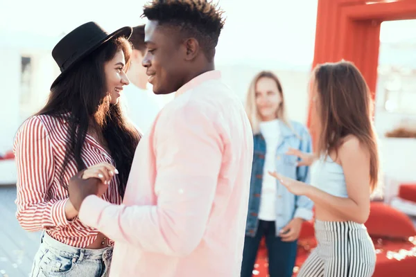 Chica feliz divirtiéndose con el hombre — Foto de Stock