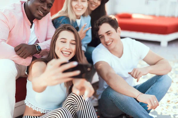 Veselí kamarádi při selfie na mobilní — Stock fotografie