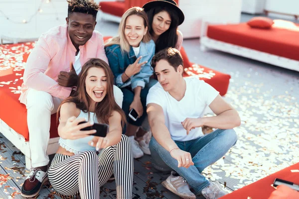 Elégedett Fiatal Nők Vidám Férfiak Figyelembe Selfie Mobil Portréja Boldog — Stock Fotó