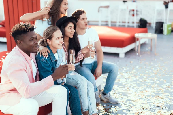 Amigos optimistas descansando juntos afuera — Foto de Stock