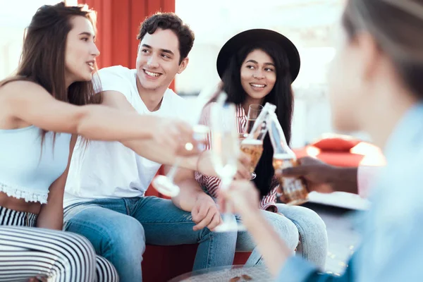 Mujeres positivas hablando con el hombre — Foto de Stock