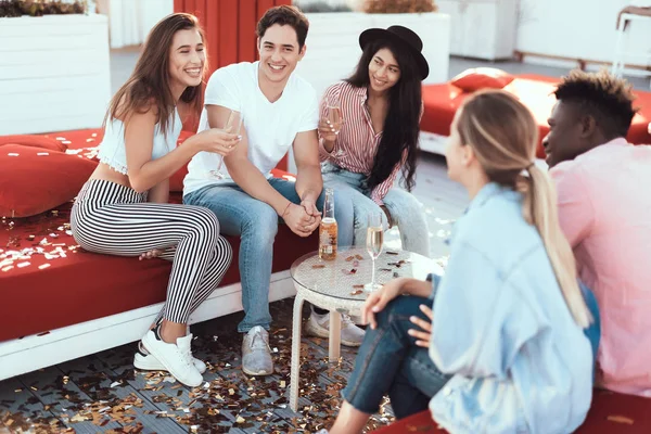 Mulheres positivas falando com homens — Fotografia de Stock