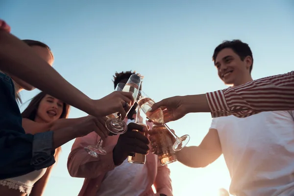 Gelukkig mannen en meisjes drinken van alcohol — Stockfoto