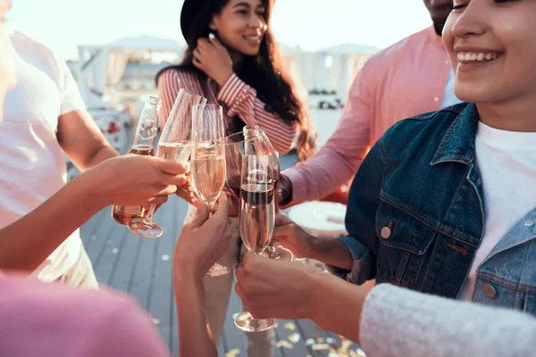 Donne e uomini felici che bevono alcol — Foto Stock