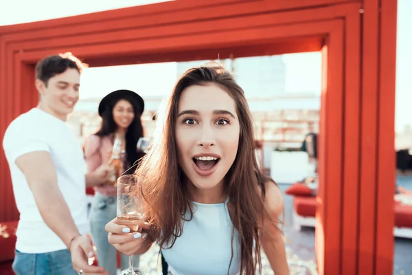 Lächelnde Frau hat Spaß mit Kameraden — Stockfoto