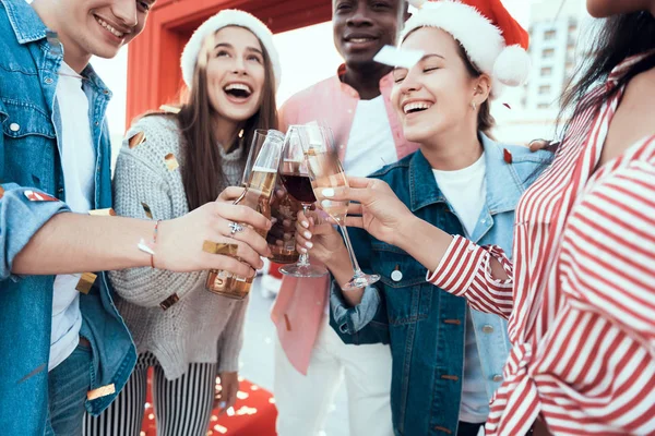 Optimistické kumpáni šampaňské během party — Stock fotografie