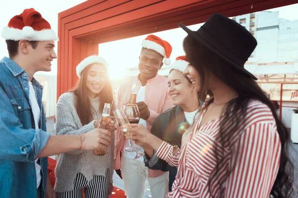 Šťastné muže a ženy během party — Stock fotografie