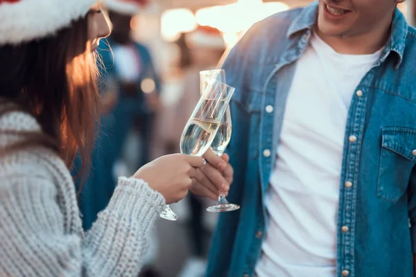 Veselý muž a žena ochutnávání alkoholu — Stock fotografie