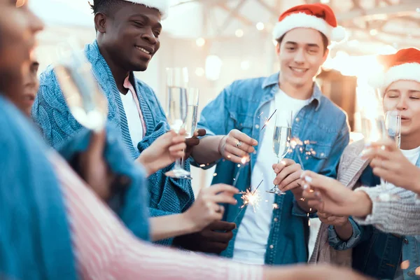 Zářil soudruzi slavit Vánoce s alkoholem — Stock fotografie