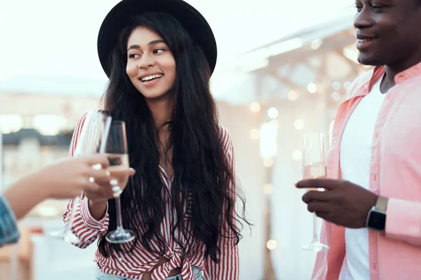 Amici felici che bevono champagne delizioso — Foto Stock